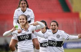 Paola Genes, con un muñequito en la mano, festeja el primer gol con sus compañeras de equipo.