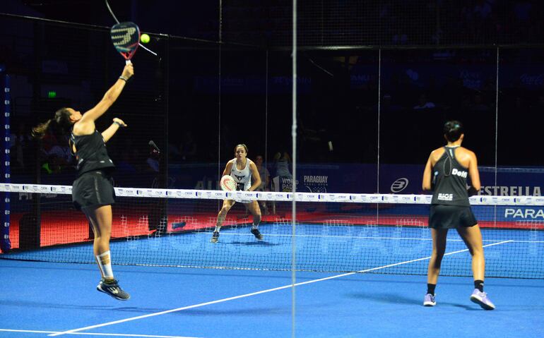 Con un marco impresionante de aficionados se jugó el segundo juego de semifinales femenina.