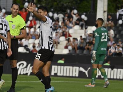 Lorenzo Melgarejo celebra uno de los goles de Libertad, que goleó 4-0 a Resistencia en La Huerta en el 2022.