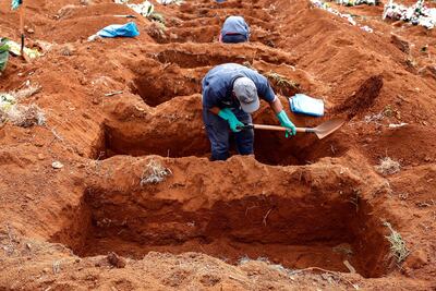 Sepultureros del cementerio de Vila Formosa, el más grande de América Latina, abren nuevas fosas para realizar más entierros dada la pandemia COVID-19, en Sao Paulo (Brasil).