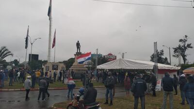 Los manifestantes instalaron una carpa de la resistencia en la rotonda.