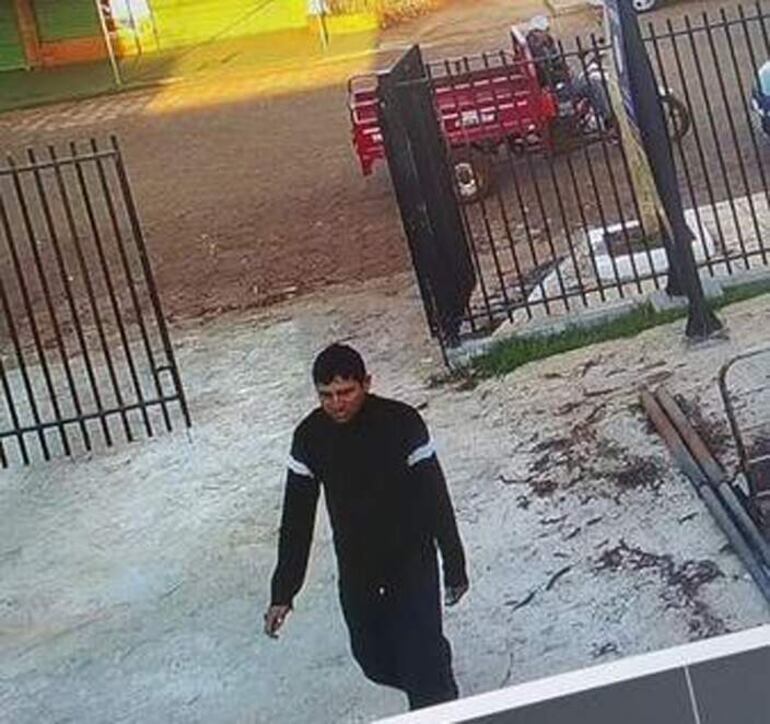 El circuito cerrado del hospital captó el momento en que un hombre desciende del motocarro y se dirige al sector de morgue para hurtar los compresores.