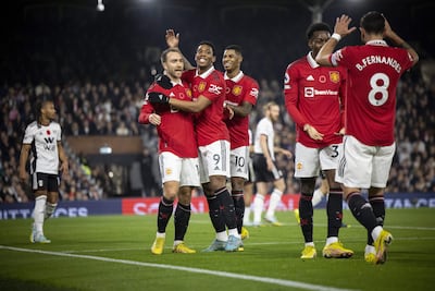 Imagen de archivo. Christian Eriksen (2-L), del Manchester United, celebra con sus compañeros tras marcar la ventaja de 1-0 durante el partido de fútbol de la Premier League inglesa entre el Fulham FC y el Manchester United en Londres, Gran Bretaña, el 13 de noviembre de 2022. (Reino Unido, Londres).