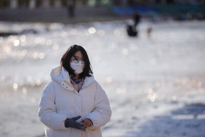 Una mujer con mascarilla en Pekín, China.