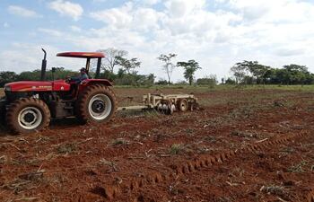 Un tractor agrícola trabaja en la preparación de suelo en una de las parcelas de la colonia San José Obrero
