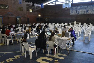 Ayer, en los vacunatorios, muchos cuestionaron la indecisión del Ministerio de Salud Pública que ya cambió varias veces el tiempo entre dosis y dosis.