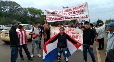 Un grupo de labriegos se manifiesta frente al centro ambiental de Itaipú.