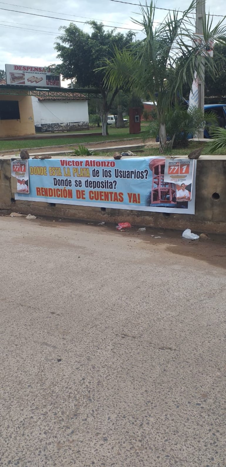 Usuarios de la junta de saneamiento de Pai Ñu Ñemby exigen la intervención y rendición de cuentas a las autoridades. Instalaron un pancarta frente al local de la entidad de servicios.