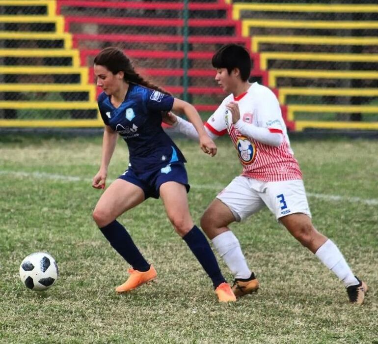 Ninfa Valiente (i), con la camiseta de Guaireña, equipo con el cual debutó en la Primera División del Fútbol Femenino paraguayo.