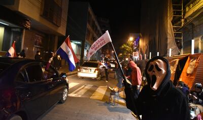 “Gobierno del hambre” reza un cartel que llevó un manifestante disfrazado de “La Parca”.