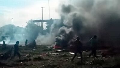 Supuestos invasores incendiaron cubiertas y atacaron a policías el miércoles en Ciudad del Este.