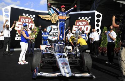 El japonés Takuma Sato celebra su segundo triunfo en las 500 Millas de Indianápolis, la carrera más emblemática de los Estados Unidos, por delante de Scott Dixon y Graham Rahal. AFP