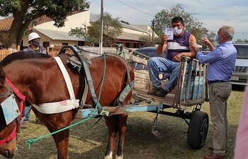A vacunarse como sea. El propio director de la IV Región Sanitaria, Dr. Carlos Barrero, es el encargado de vacunar a los que llegan en la modalidad karumbevac. Gentileza.