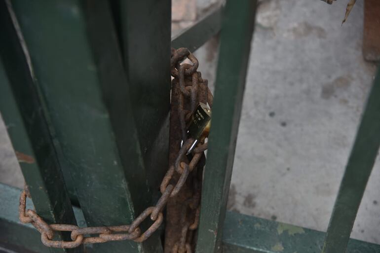 Portones cerrados y con candado. Los indígenas no permiten el acceso al Indi