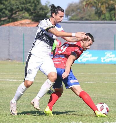 Los dos expulsados ayer, “Lolo” Abente (del 24) y Fleitas (AC).