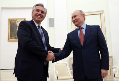 Alberto Fernández, presidente argentino, saluda al presidente de Rusia, Vladimir Putin en una reciente visita.