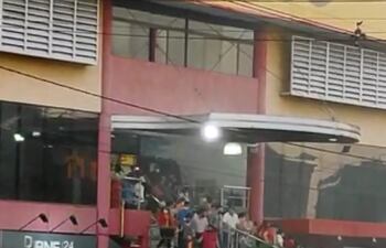 Principio de incendio en el supermercado Hiper Luisito de Asunción.