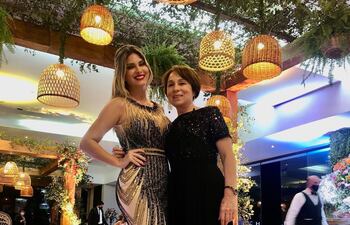 Bellas, madre e hija. Laura Martino y la cumpleañera, doña Miriam Castro.