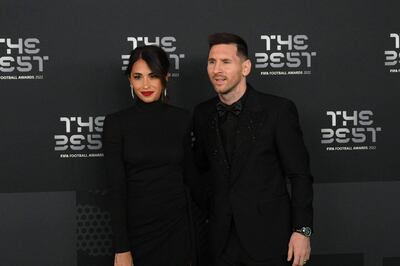 El delantero de Argentina y Paris Saint-Germain Lionel Messi (derecha) y su esposa Antonela Roccuzzo posan a su llegada para asistir a la ceremonia de los Best FIFA Football Awards 2022 en París el 27 de febrero de 2023.