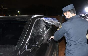 En la imagen se observa la marca del disparo en la ventanilla de la conductora que, de milagro, salió ilesa.