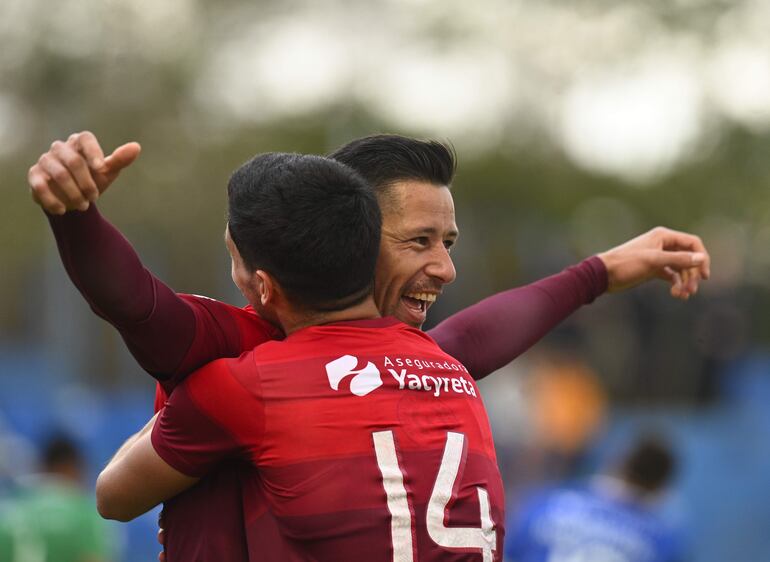 Rolando García Guerreño marcó el primer gol en lo que fue el triunfo sobre Sol de América y festeja con Claudio Núñez (14).