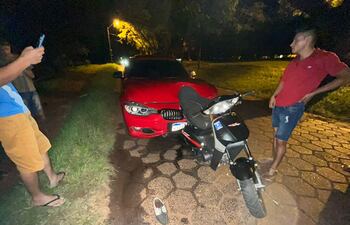 El automóvil y la motocicleta implicados en el accidente de tránsito.