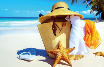 Sol, piscina, cloro o agua de mar son algunos de los factores con los que estamos en contacto más frecuentemente en el verano y que pueden provocar alteraciones en la piel.