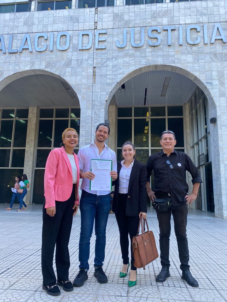 Mauricio Maluff Masi (centro izquierda) frente al Palacio de Justicia.