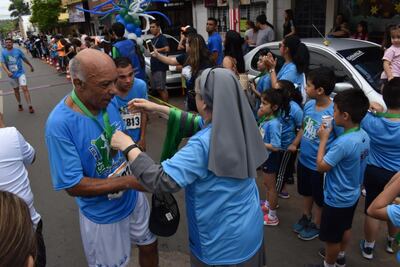 Personas de todas las edades acudieron a la corre caminata.