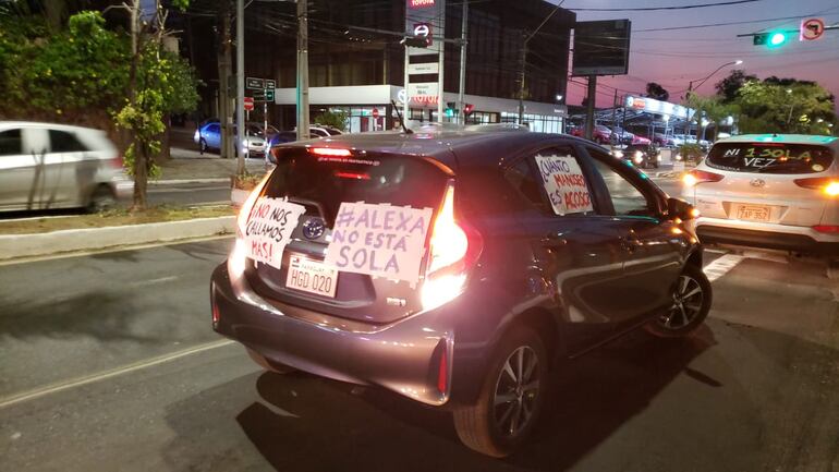 Con leyendas como "Alexa no está sola" y "Ni una sola vez" los vehículos de los manifestantes formaron una larga fila sobre la avenida Mariscal López.