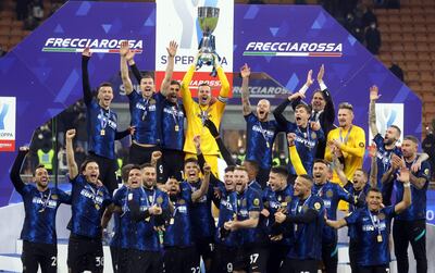 Samir Handanovic, capitán del Inter, levanta el trofeo de la Supercopa de Italia rodeado de sus compañeros.
