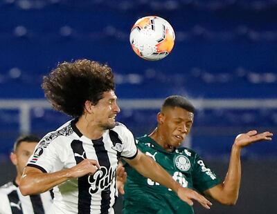 Blas Antonio Cáceres, siempre está entre los del medio del equipo de Libertad, en esta, en un duelo aéreo con el brasileño Danilo.