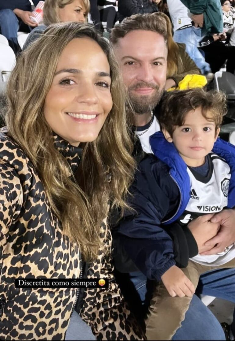 Alentando al Olimpia en familia. Anto Volpe, Chirola Ruiz Díaz y Pierito. (Captura de la historia de Instagram de Antonella Volpe)