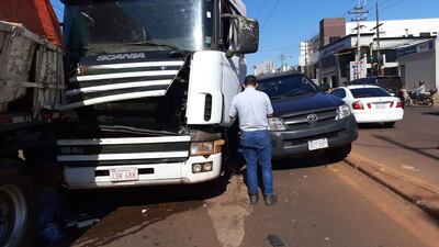 El accidente de tránsito solo dejó daños materiales en los vehículos implicados.