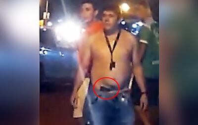 Michel Marcial Vera Escobar, con un arma de fuego que utilizó para balear a su vecino.