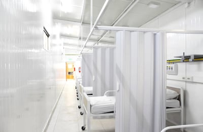 Camas instaladas en el pabellón modular habilitado ayer en el Hospital Regional de Encarnación en el marco de la emergencia sanitaria.
