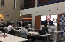 El Cnel. (SR) Liduvino Vielman, presidente de la Agencia Espacial del Paraguay (AEP), emitiendo un mensaje a una delegación extranjera.