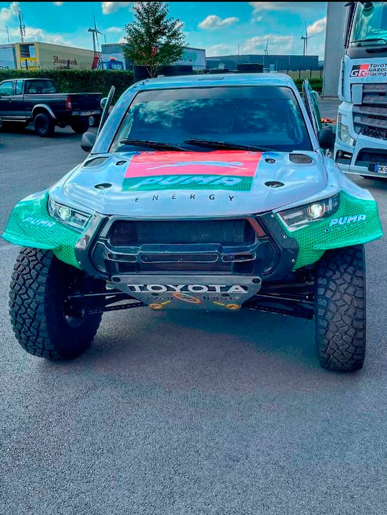 Imponente el Toyota Hilux con motor V8 de 5 litros y 350 hp de potencia que estará a los mandos de Andrea y Ashley en la T1+.