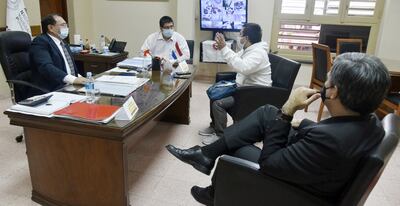 Con sus asesores, el titular de Puertos defendió ayer su gestión y dijo que lo “persiguen”.