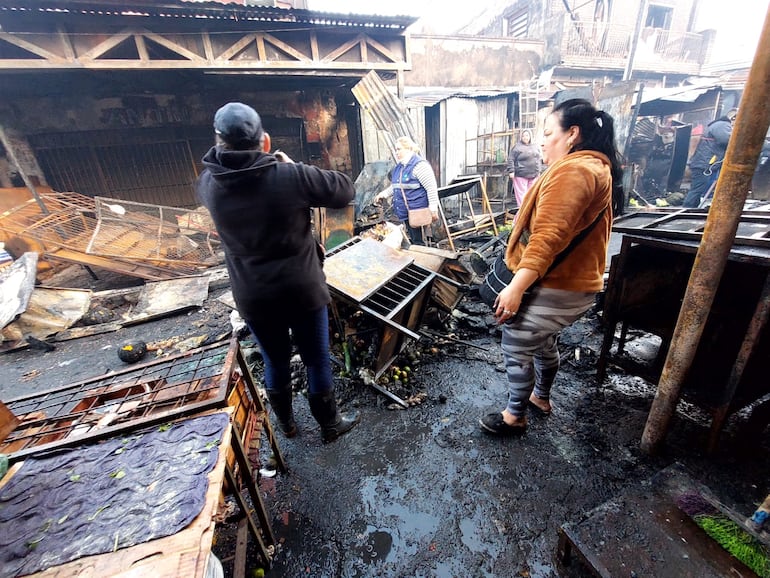 Millonarias pérdidas para permisionarios, tras incendio en el Mercado 4.