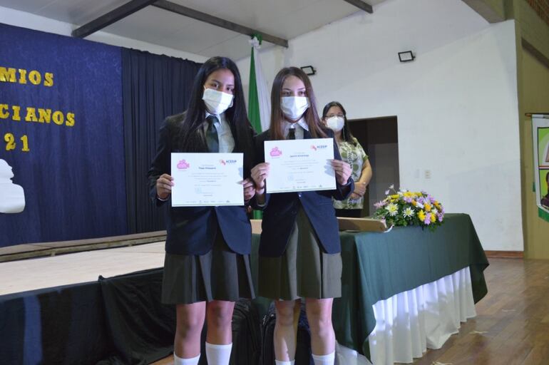 Jazmín Alvarenga y Thais Villasanti, del corto “Reinventarse”.