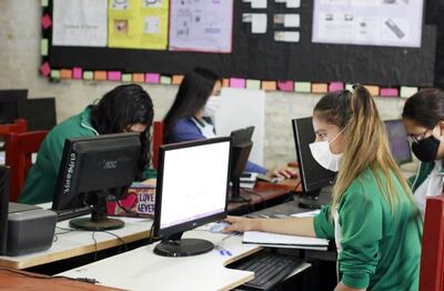 Este año, con la educación en parte presencial y en parte virtual debido a la pandemia de covid-19, la prioridad en los contenidos será mejorar en castellano y en matemáticas.