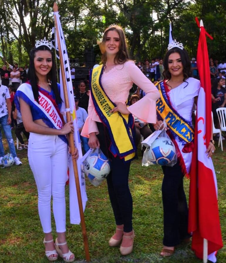 Jennifer Arami Riveros del club Nacional, la reina de la liga Maida Belén Jiménez Fariñas y Belén Ortíz Benítez, reina del Club 30 de Abril
