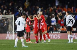 Los jugadores del Almería celebran el resultado, al término del partido de Liga en Primera División que Valencia CF y UD Almería han disputado este lunes en el estadio de Mestalla.