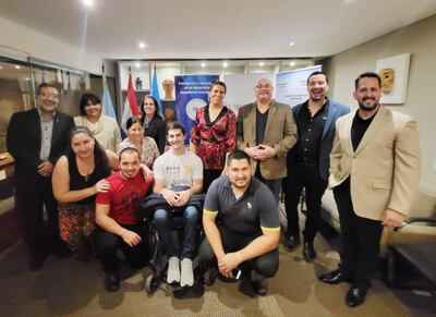 José Duarte, remero paralímpico, posando con los artífices de su entrenamiento en Tigre.