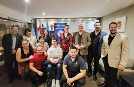 José Duarte, remero paralímpico, posando con los artífices de su entrenamiento en Tigre.