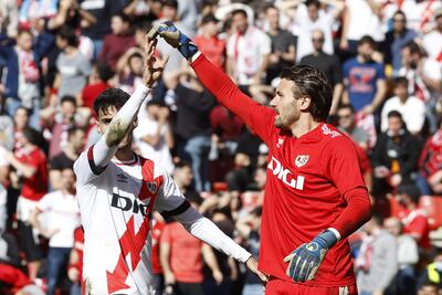 Los jugadores del Rayo Vallecano, el guardameta macedonio Stole Dimitrievski (d) y el centrocampista Óscar, durante el encuentro correspondiente a la jornada 28 de primera división que han disputado hoy domingo frente al Sevilla en el estadio de Vallecas, Madrid.