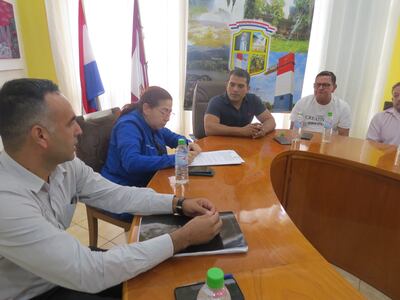 Graciela Ledesma, encargada del Servicio Social de la Fundación Teletón, durante la firma del convenio con la municipalidad. A su derecha el intendente Roque Godoy.