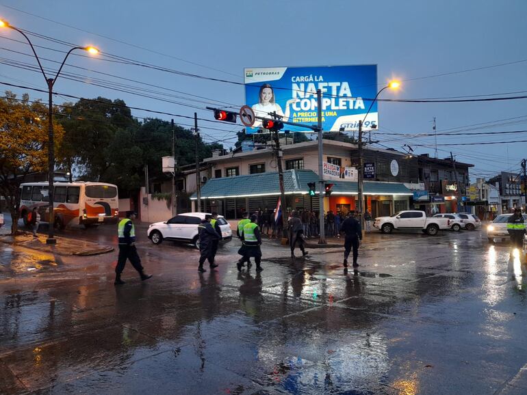 Los manifestantes se refugiaron de la lluvia primero frente a un local gastronómico ubicado sobre Médicos del Chaco.