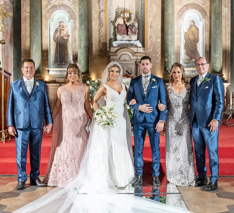 Fueron los padrinos Bruno Madelaire y Haidee Gubetich; Mirta Romero y Alberto Alegre.